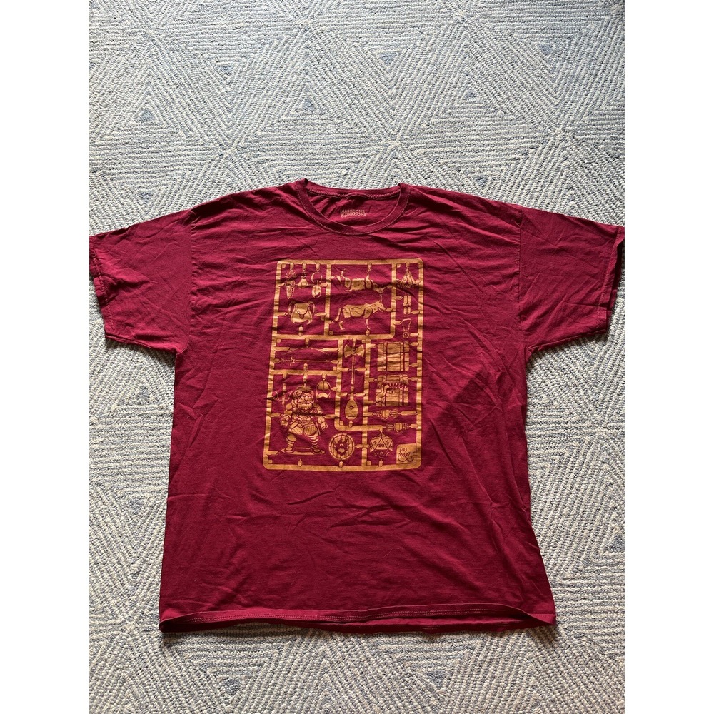 Dungeons and Dragons T-Shirt -‎ Maroon/Gold - XXL